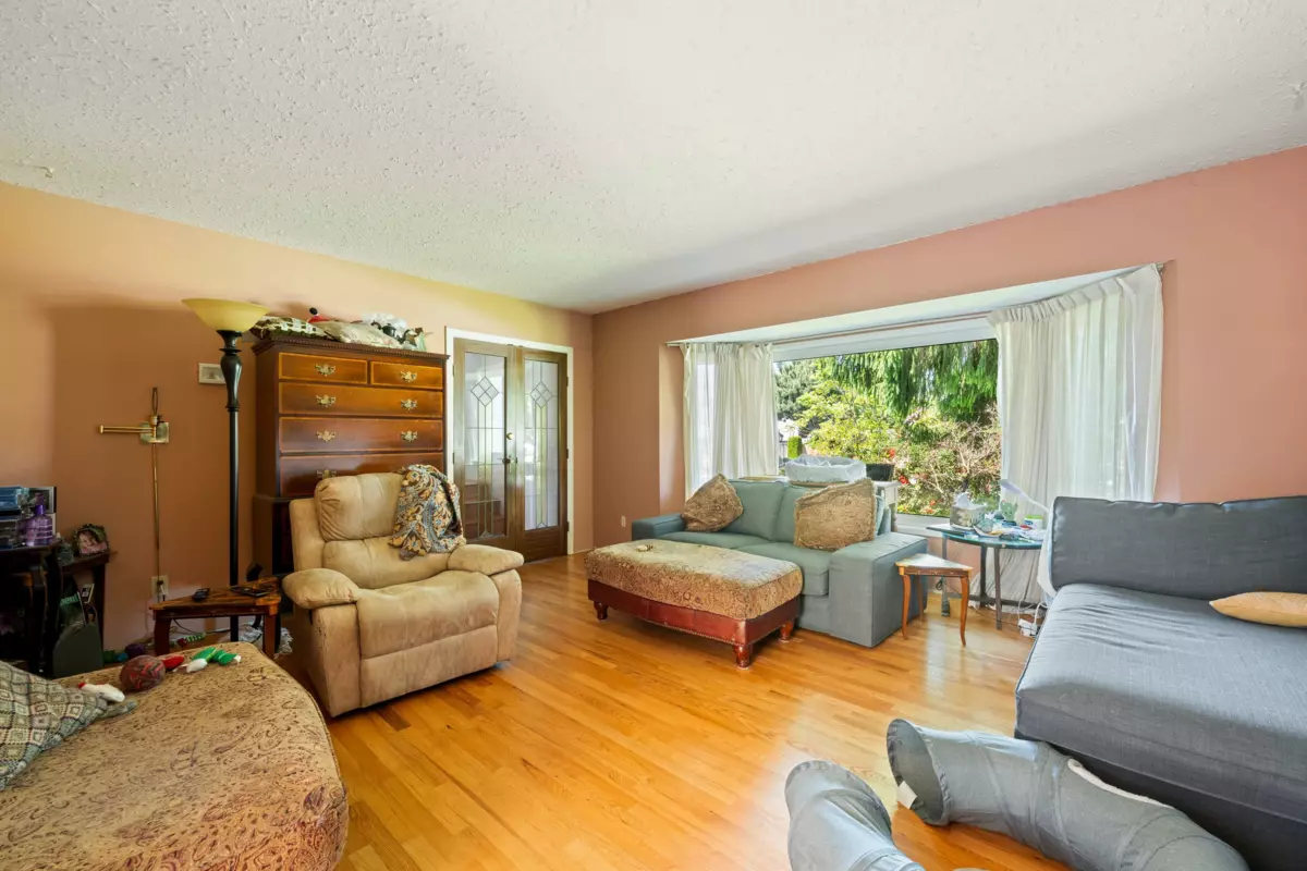 Kitchen Island Photo of 20820 51 Avenue, Langley, BC