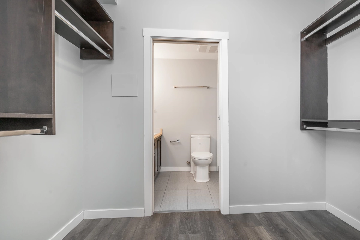 Entry Foyer Photo of 101 2242 Whatcom Road, Abbotsford, BC