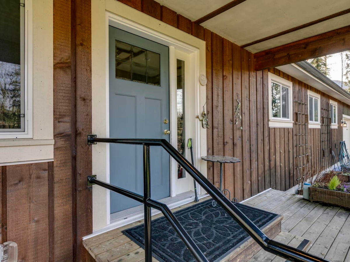 Kitchen Island Photo of 36478 Cascade Ridge Drive, Mission, BC