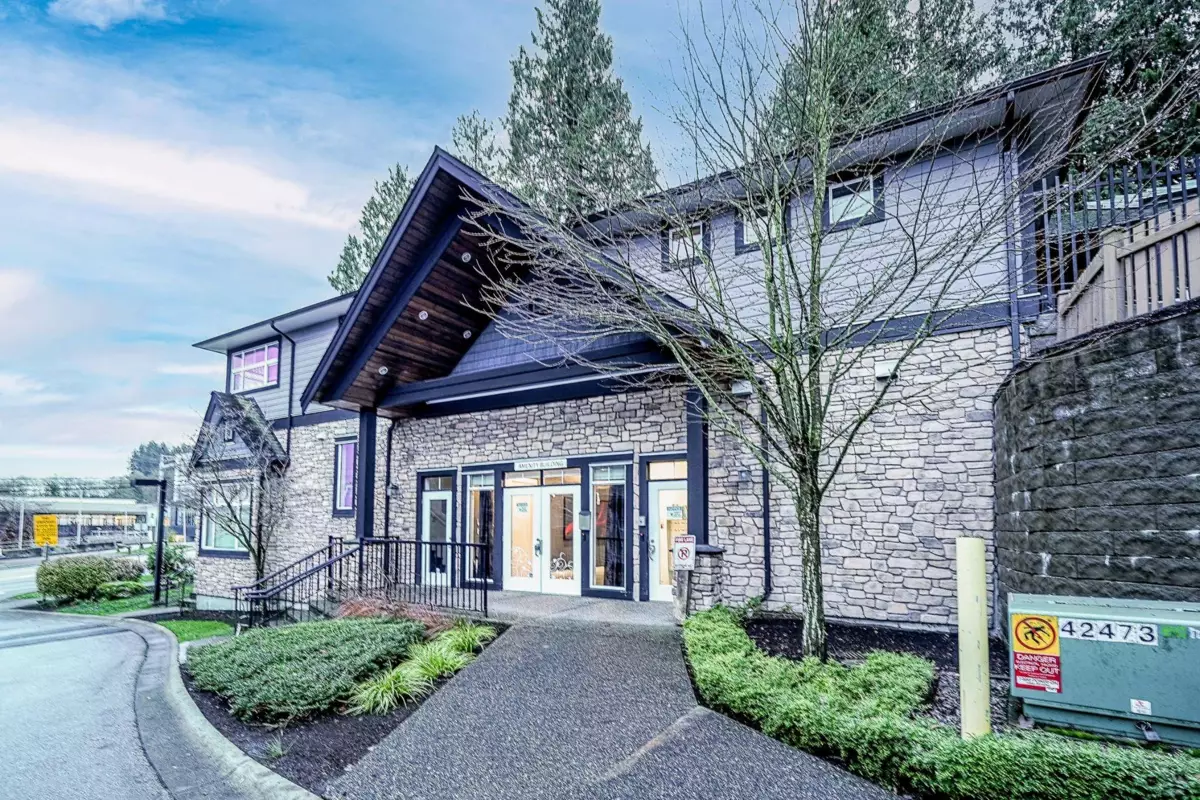 Entry Foyer Photo of 100 6299 144 Street, Surrey, BC