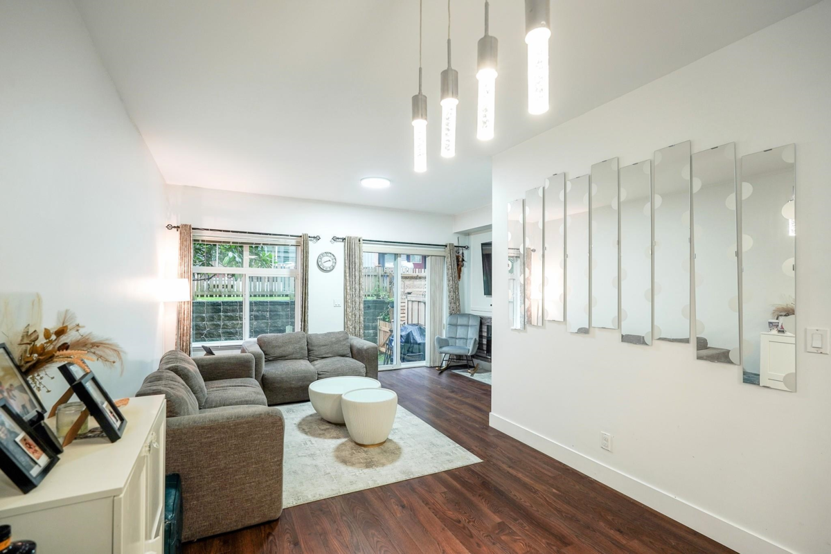 Kitchen Photo of 100 6299 144 Street, Surrey, BC
