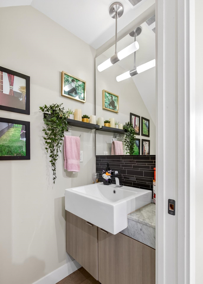 Primary Bathroom Photo of 502 3080 Gladwin Road, Abbotsford, BC