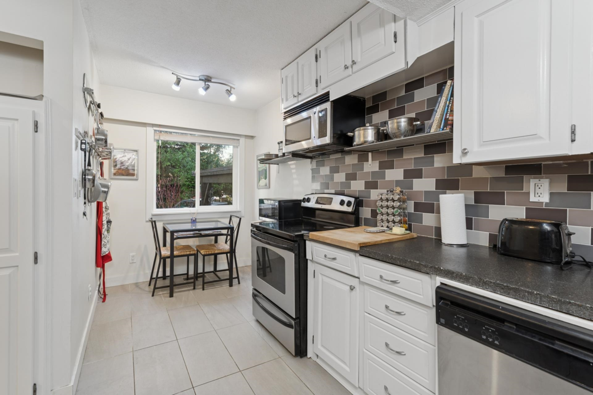 Breakfast Nook Photo of 2060 Deep Cove Crescent, North Vancouver, BC
