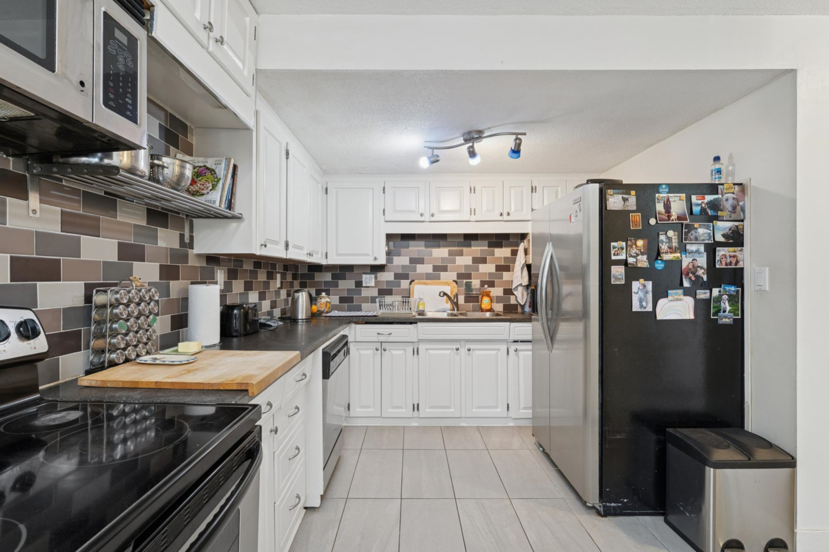 Kitchen Island Photo of 2060 Deep Cove Crescent, North Vancouver, BC