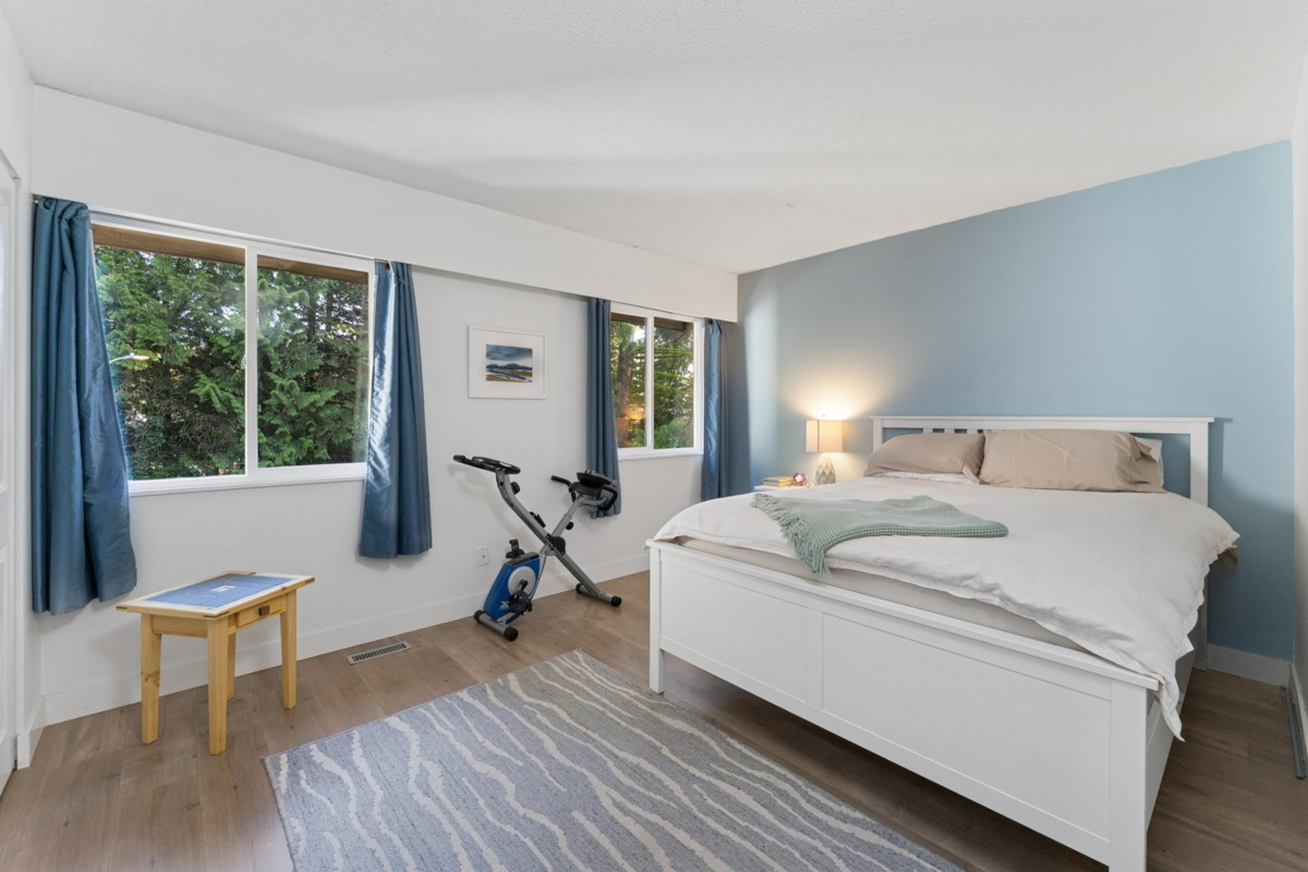 Primary Bathroom Photo of 2060 Deep Cove Crescent, North Vancouver, BC