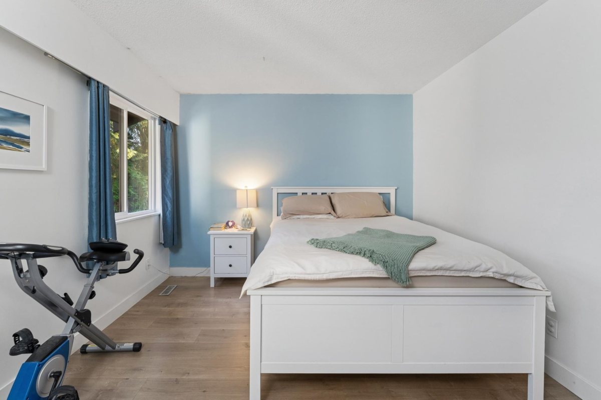 Walk-In Closet Photo of 2060 Deep Cove Crescent, North Vancouver, BC