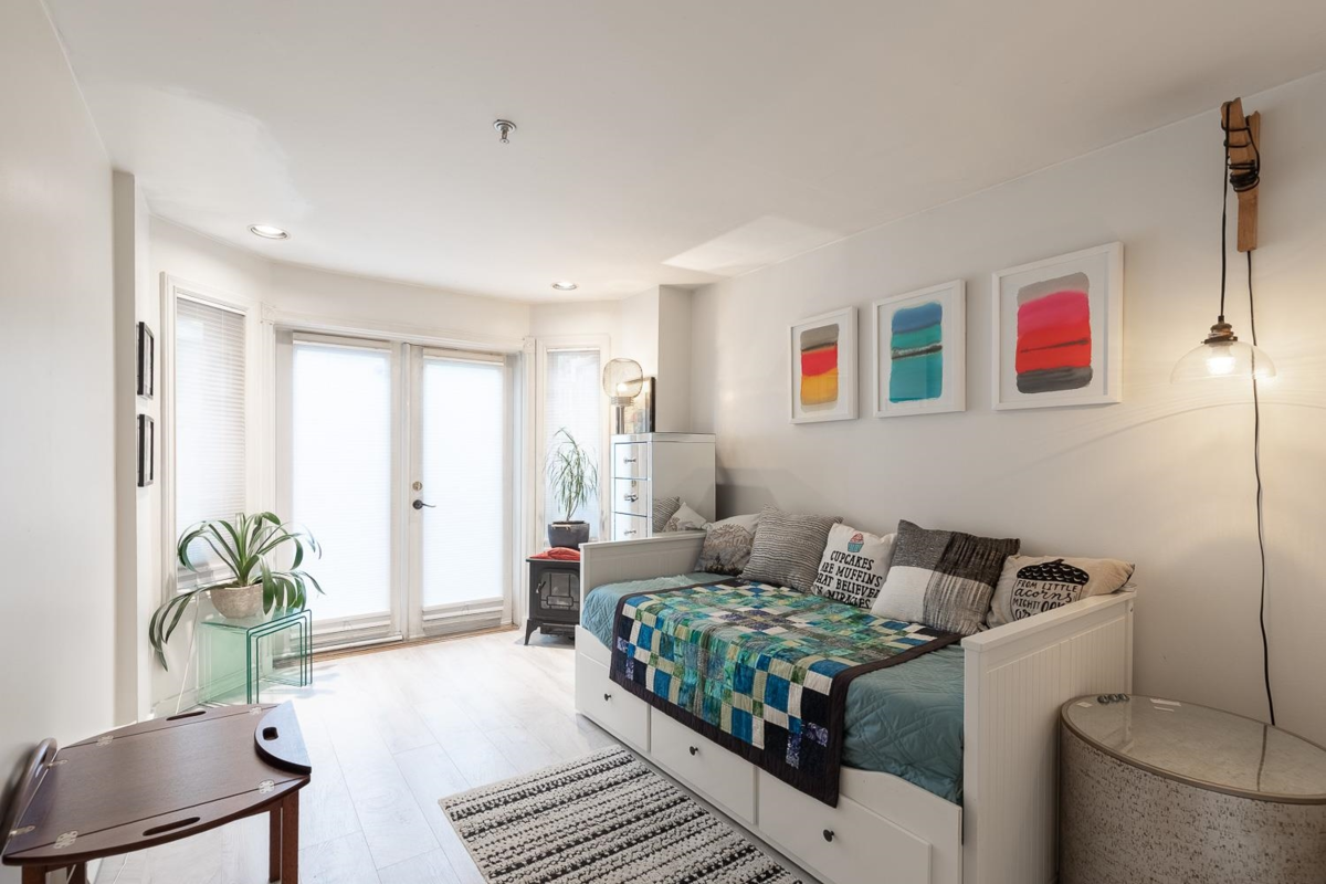 Entry Foyer Photo of 1 451 E Pender Street, Vancouver, BC