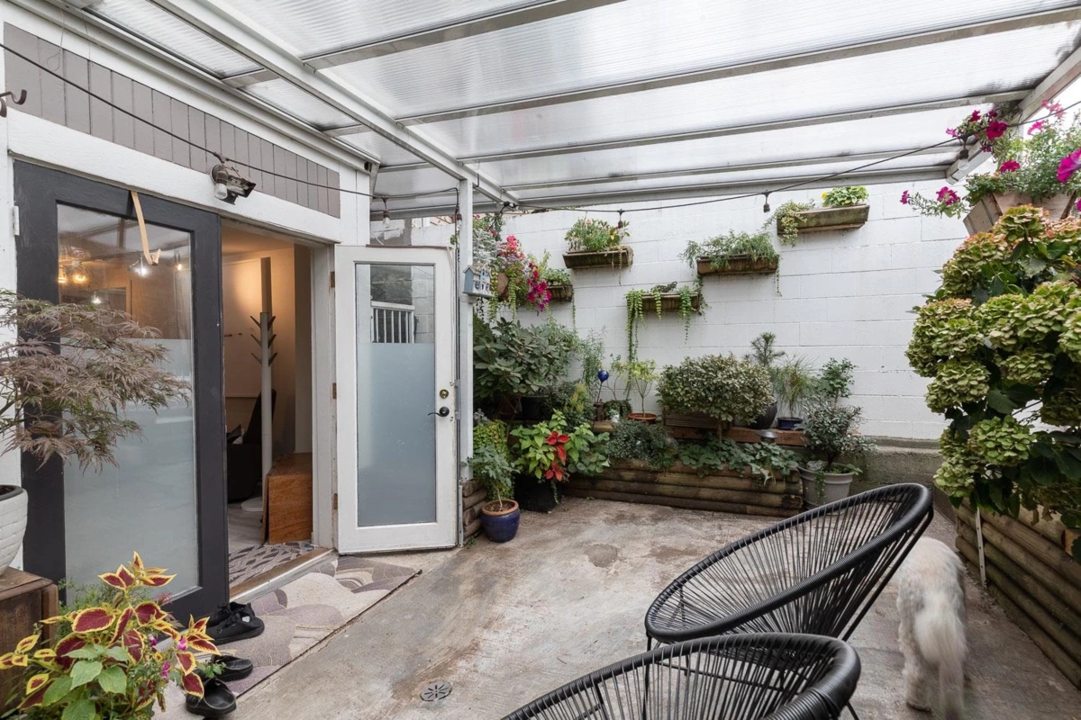 Kitchen Photo of 1 451 E Pender Street, Vancouver, BC