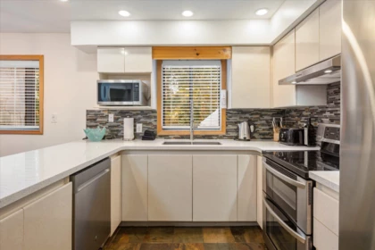 Kitchen Island Photo of 204 4821 Spearhead Drive, Whistler, BC