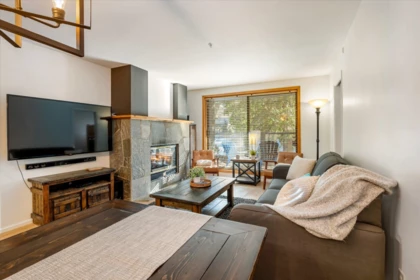 204 4821 Spearhead Drive, Whistler, BC, Whistler — Apartment/Condo for sale