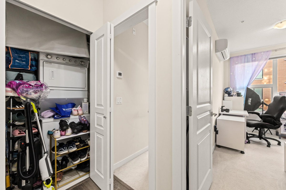 Hallway Photo of 215 9388 Tomicki Avenue, Richmond, BC