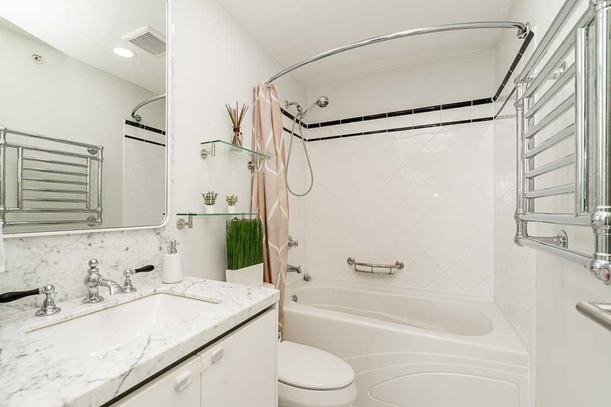 Guest Bathroom Photo of 1002 170 W 1st Street, North Vancouver, BC