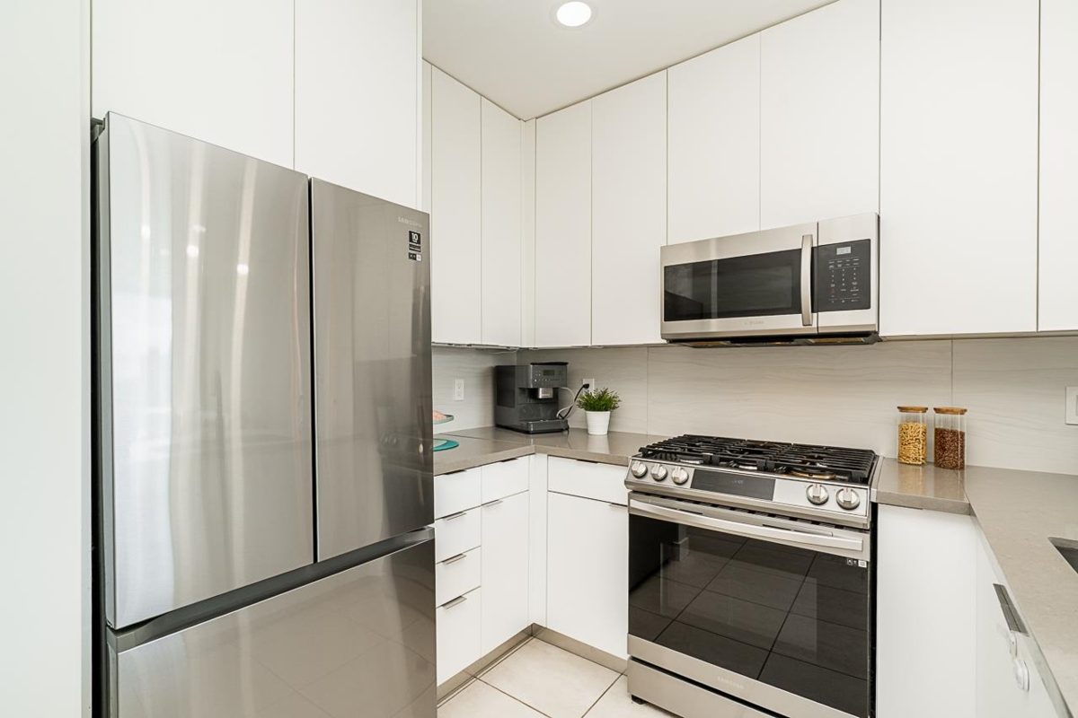 Kitchen Island Photo of 1002 170 W 1st Street, North Vancouver, BC