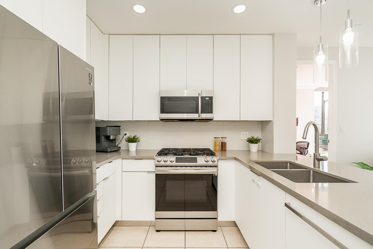 Kitchen Photo of 1002 170 W 1st Street, North Vancouver, BC