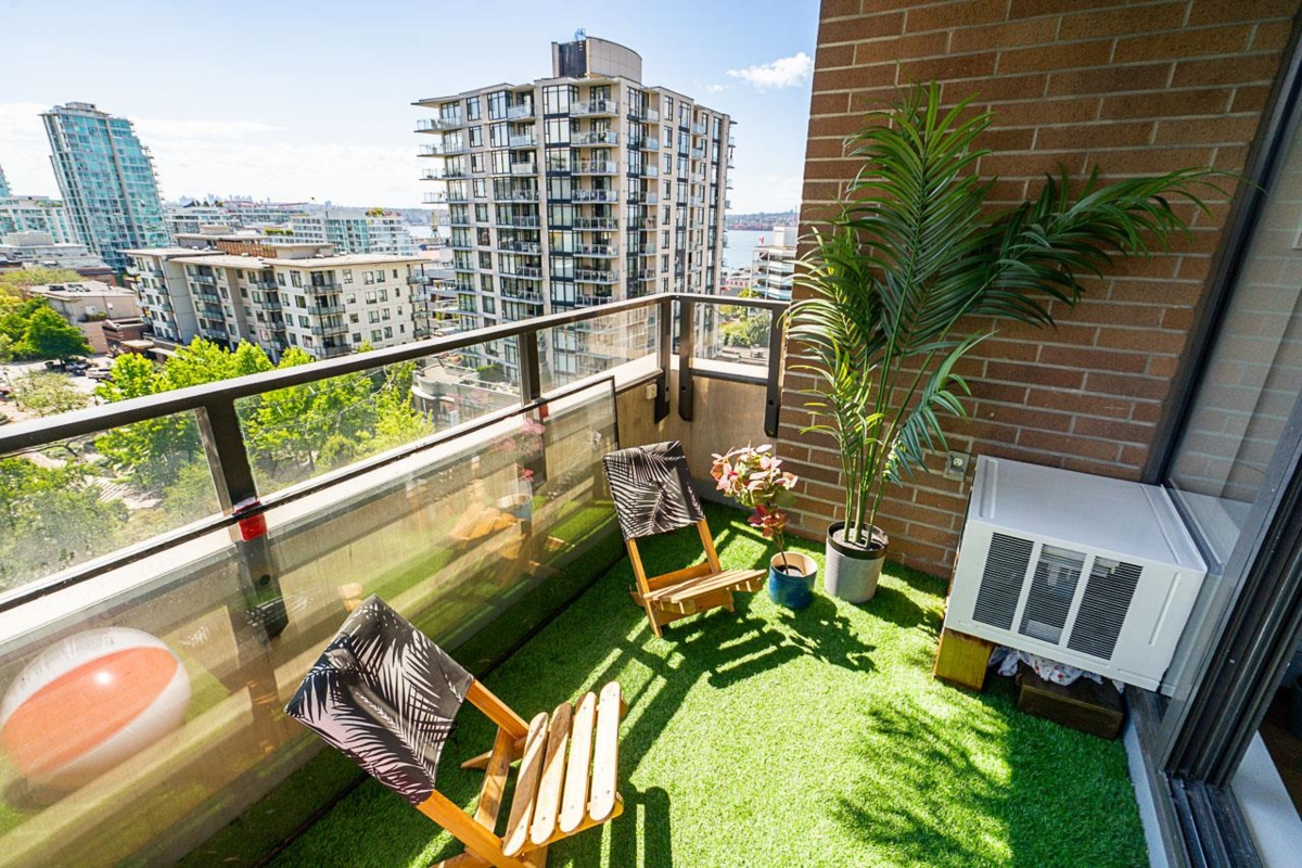 Mudroom Photo of 1002 170 W 1st Street, North Vancouver, BC