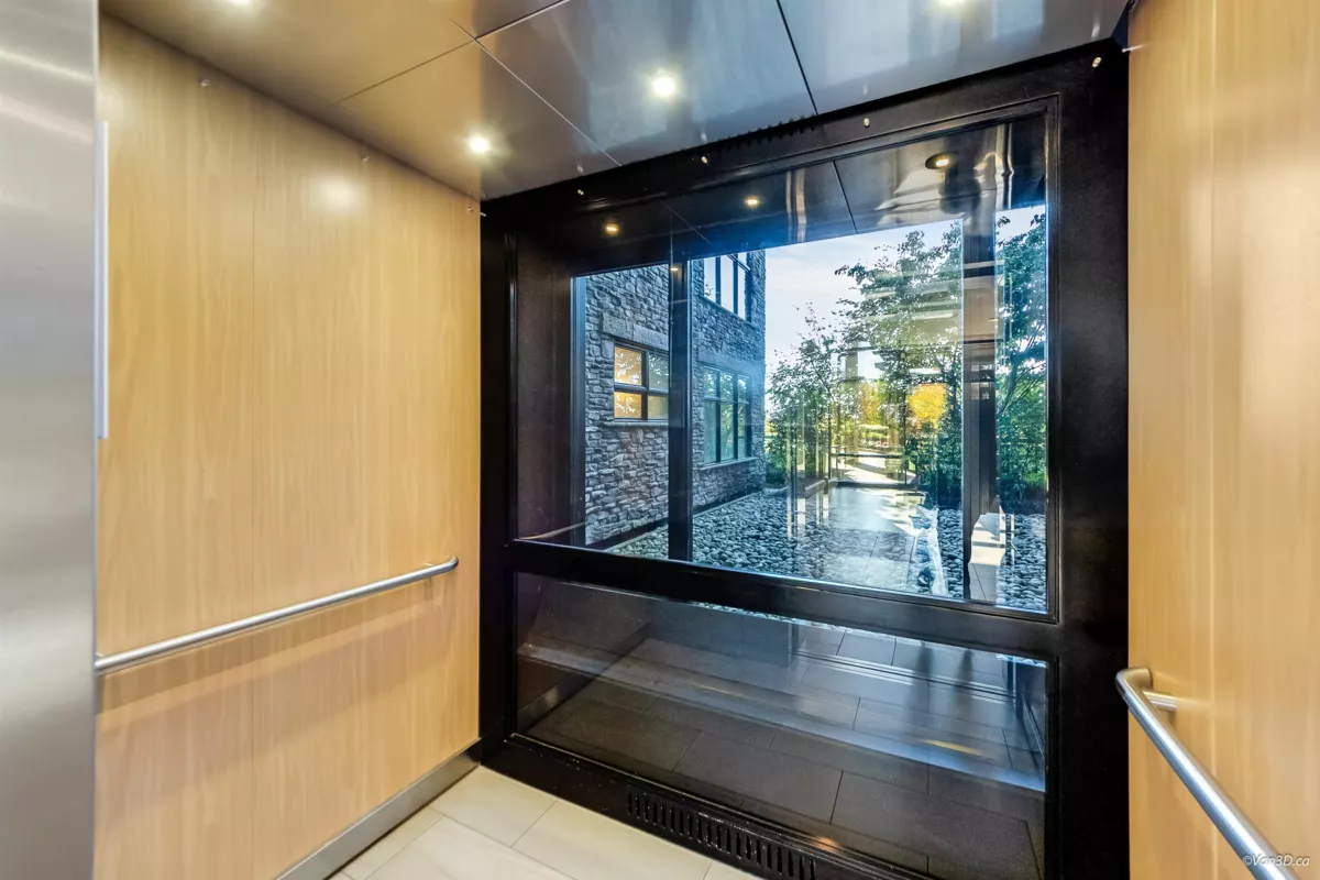 Hallway Photo of 112 5055 Springs Boulevard, Tsawwassen, BC