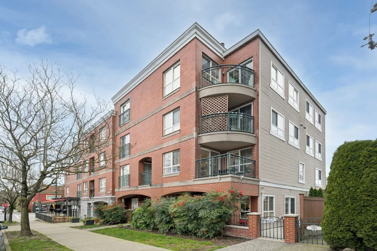 Garden / Landscaping Photo of 1985 Dunbar Street, Vancouver, BC