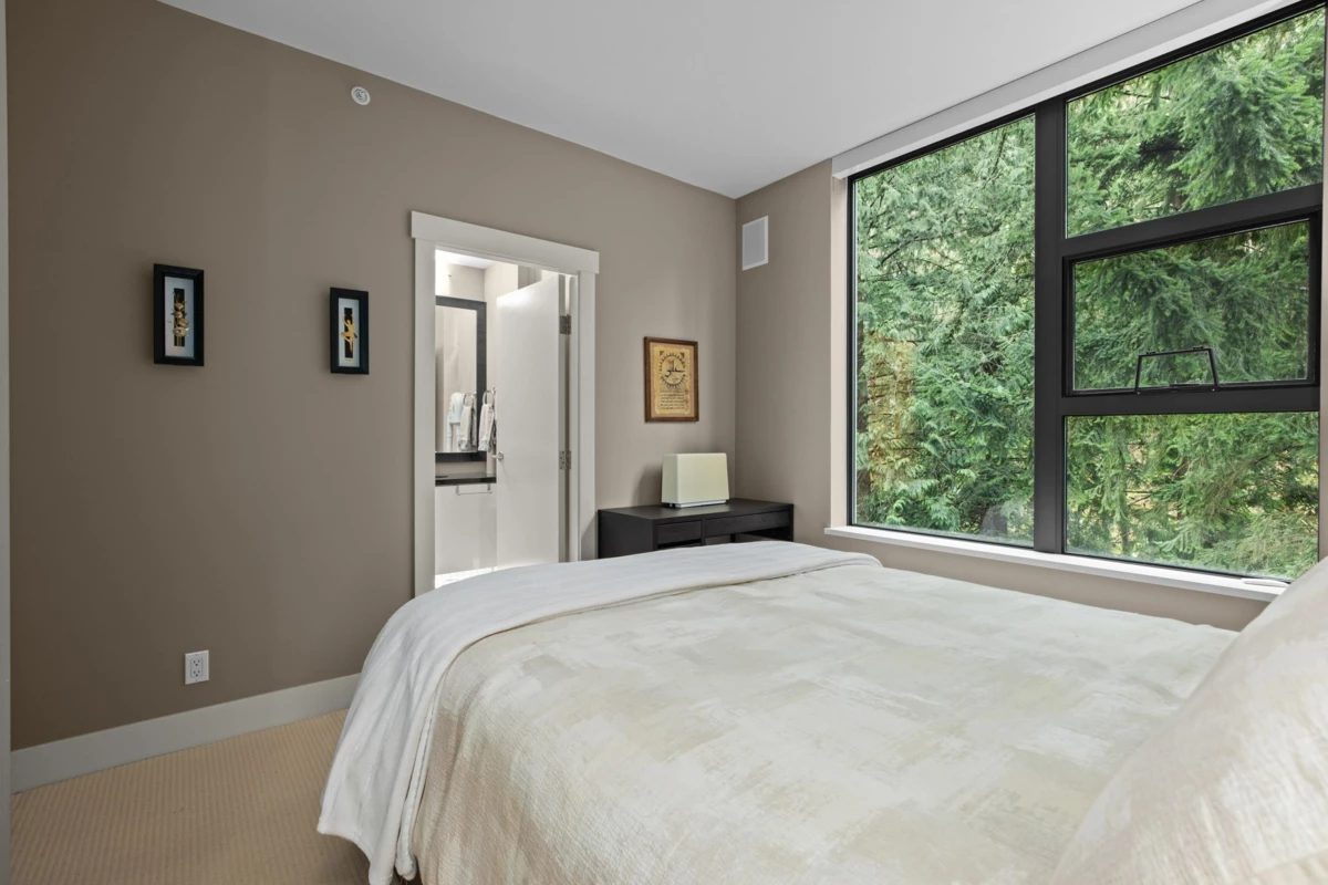 Hallway Photo of 1001 3315 Cypress Place, West Vancouver, BC