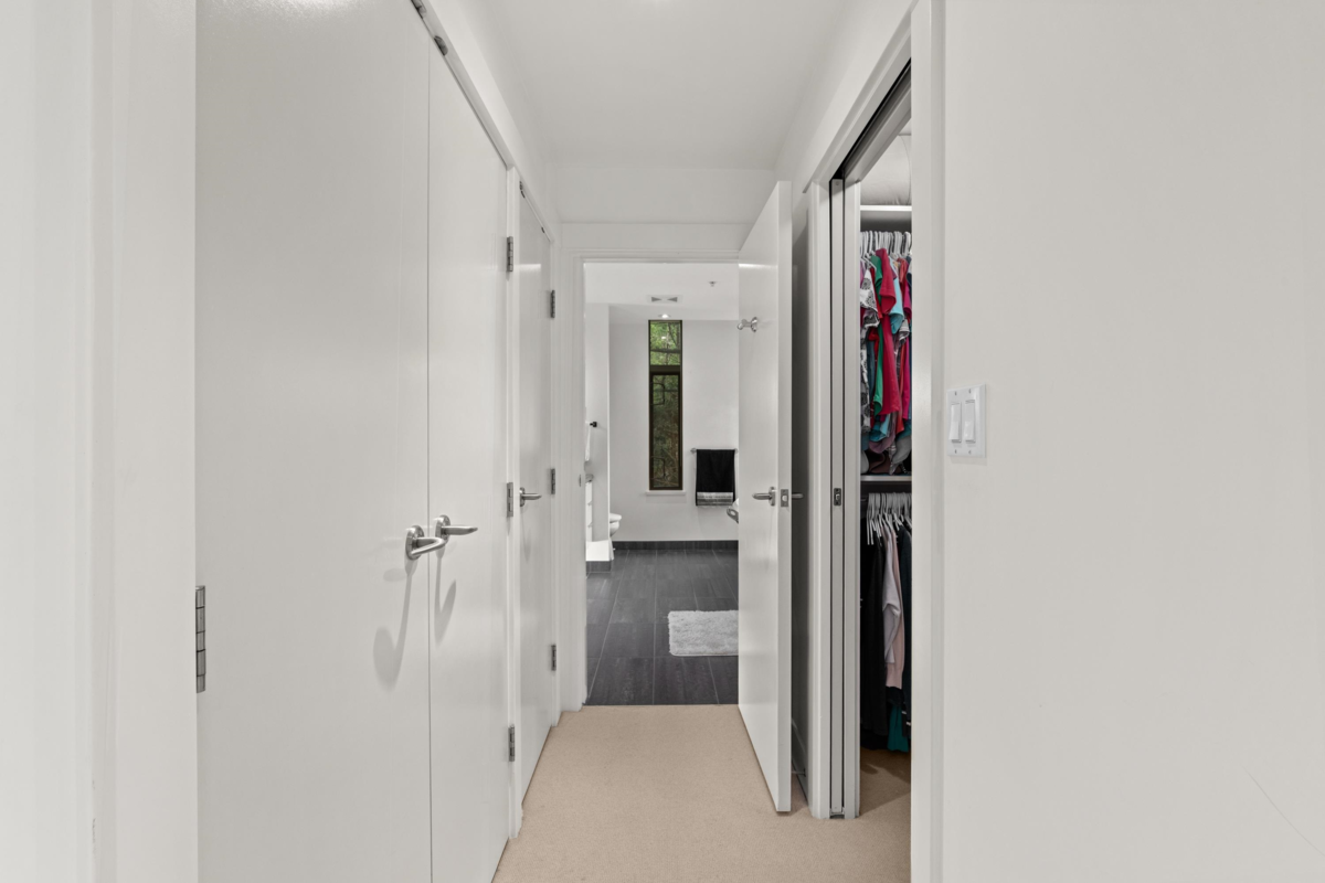 Laundry Room Photo of 1001 3315 Cypress Place, West Vancouver, BC