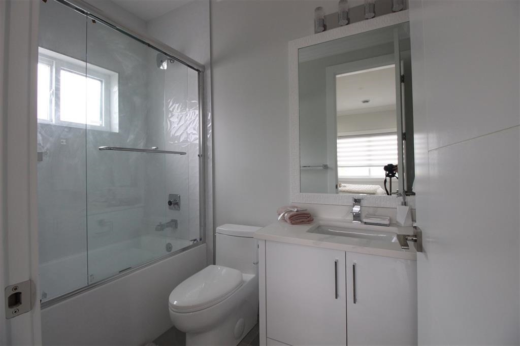 Kitchen Photo of 16668 31b Avenue, Surrey, BC