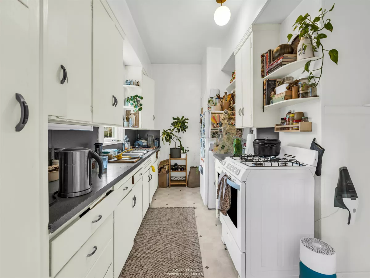 Entry Foyer Photo of 354 W 15th Avenue, Vancouver, BC