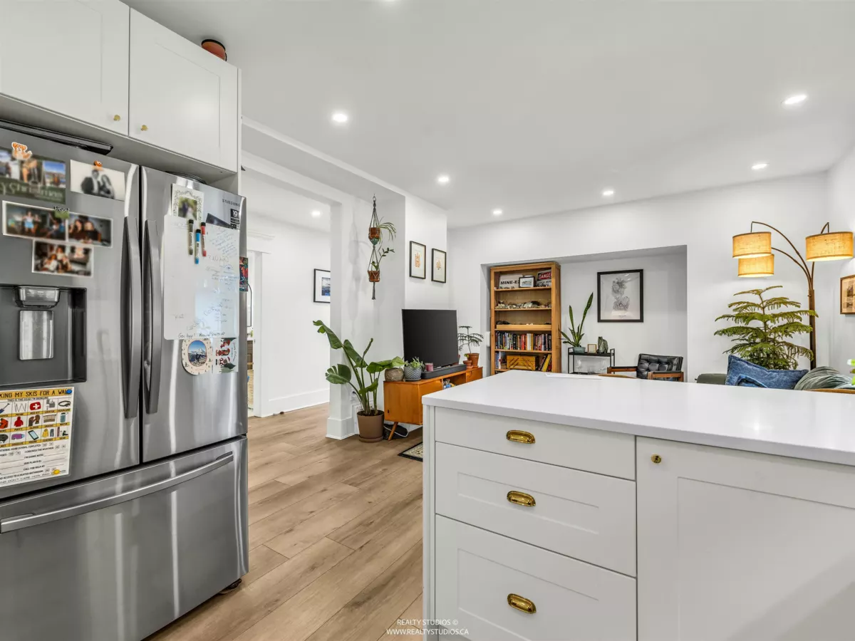 Kitchen Island Photo of 354 W 15th Avenue, Vancouver, BC