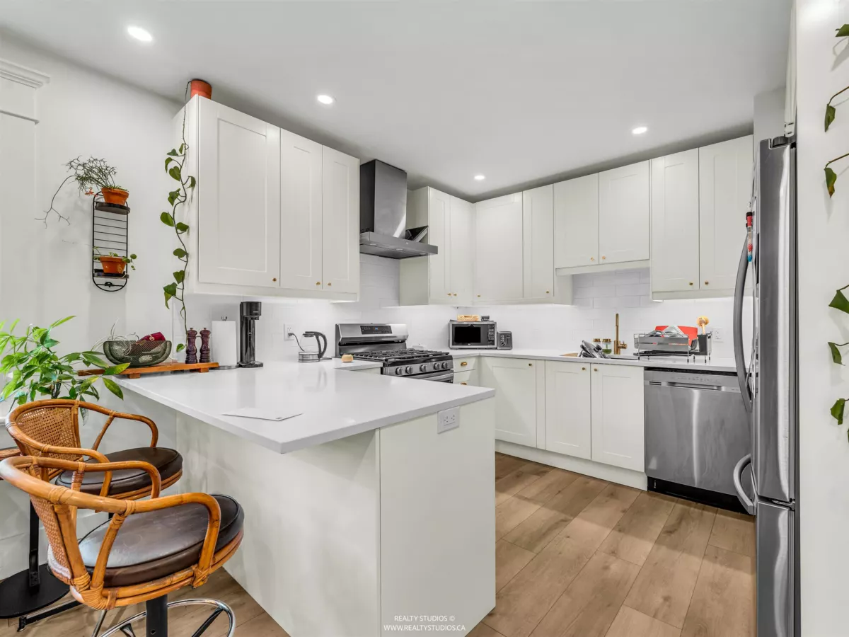 Kitchen Photo of 354 W 15th Avenue, Vancouver, BC