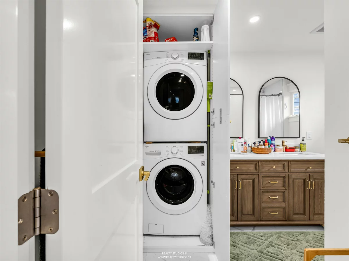 Primary Bedroom Photo of 354 W 15th Avenue, Vancouver, BC