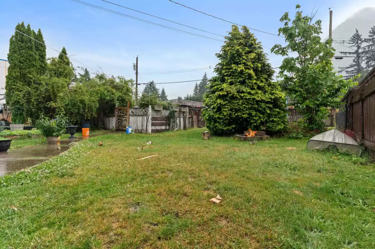 Entry Foyer Photo of 564 Wallace Street, Hope, BC