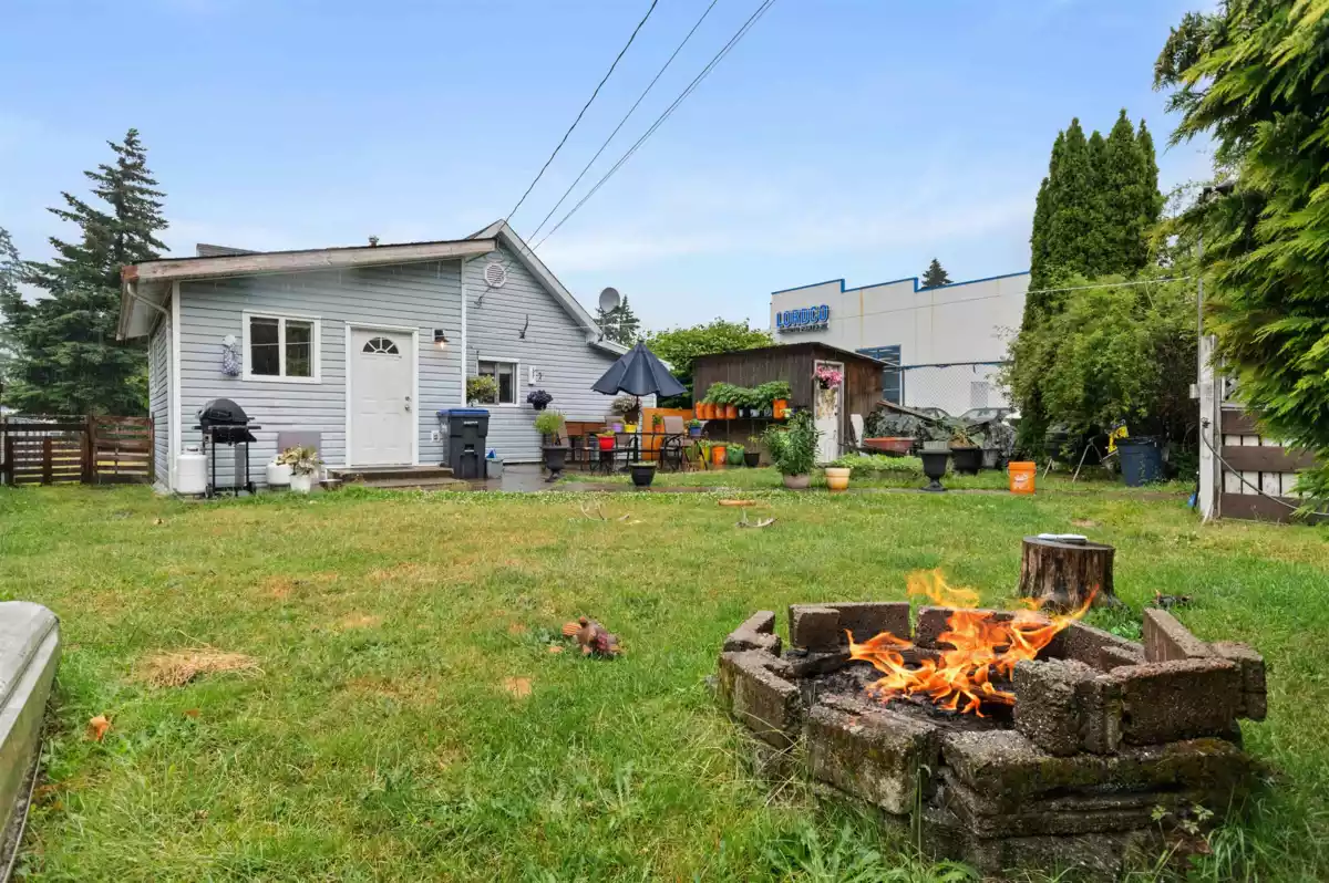 Hallway Photo of 564 Wallace Street, Hope, BC