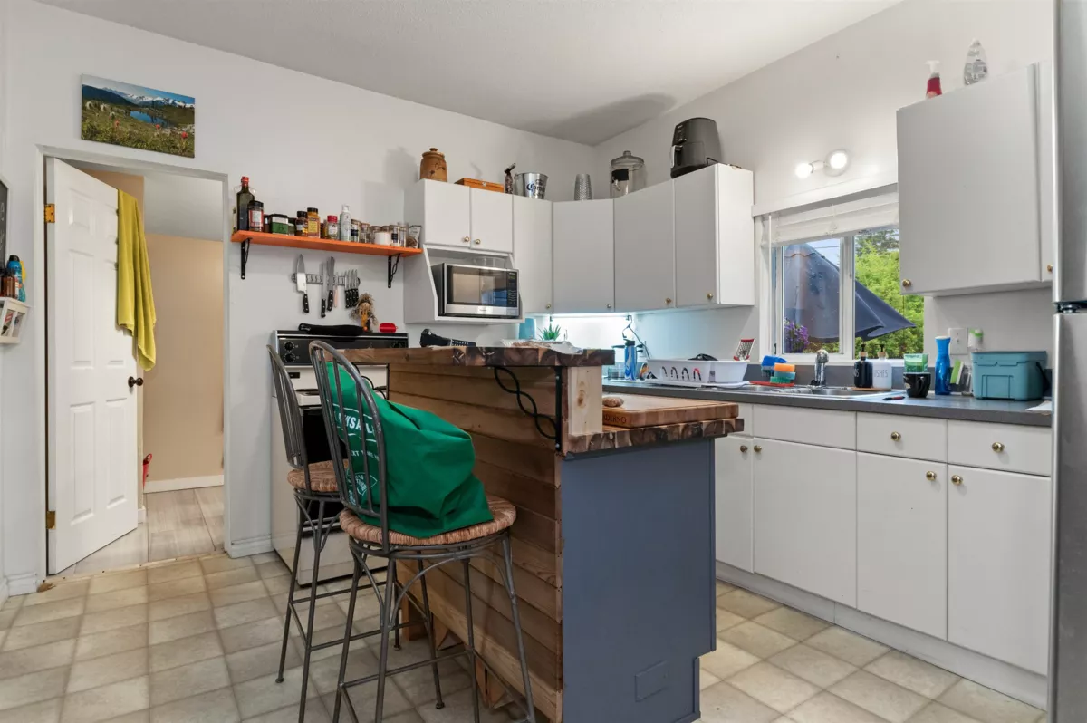 Kitchen Island Photo of 564 Wallace Street, Hope, BC