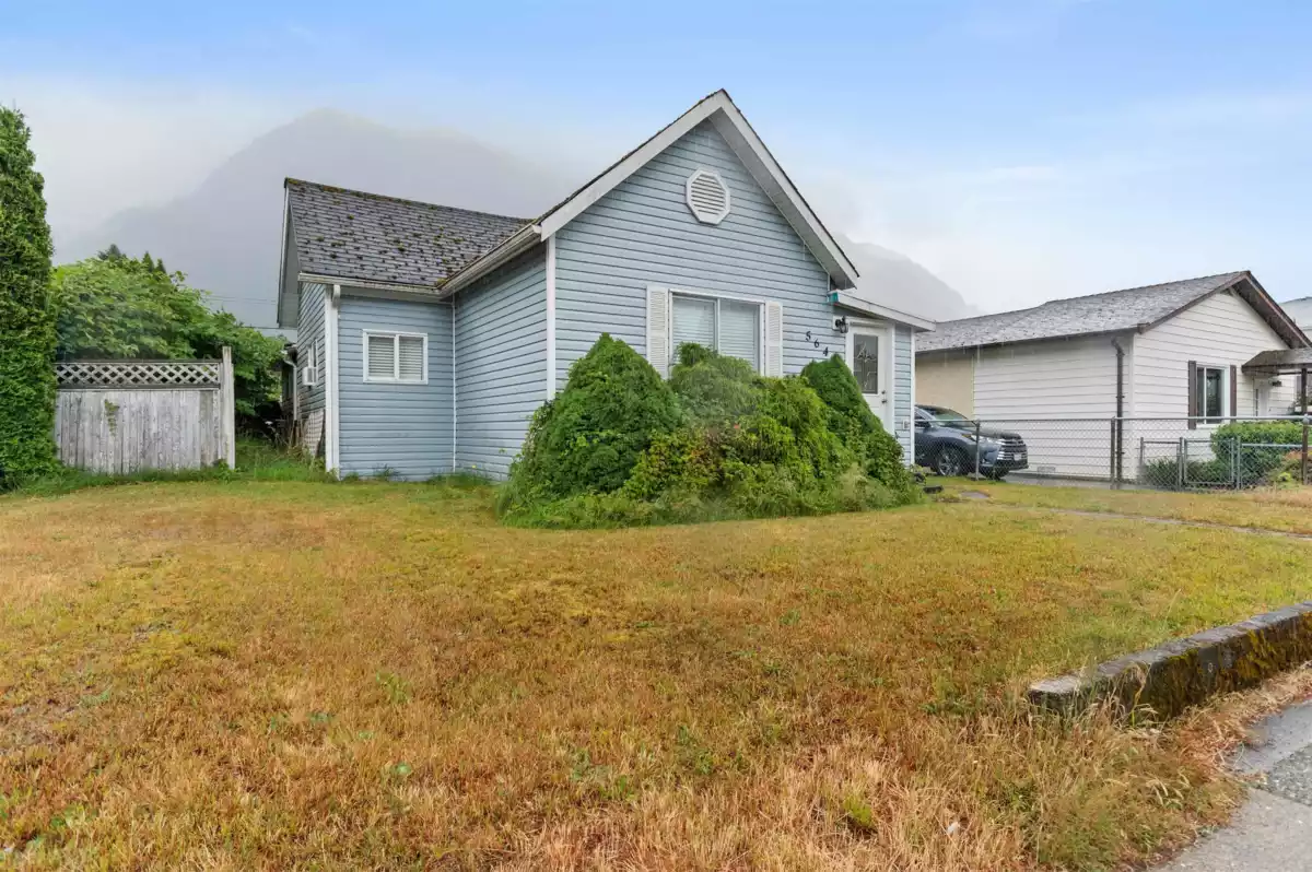 Mudroom Photo of 564 Wallace Street, Hope, BC