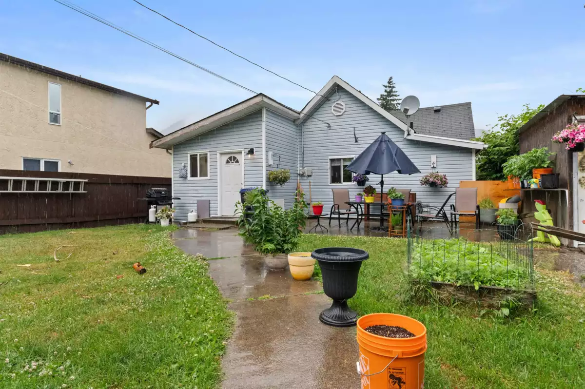 Staircase Photo of 564 Wallace Street, Hope, BC