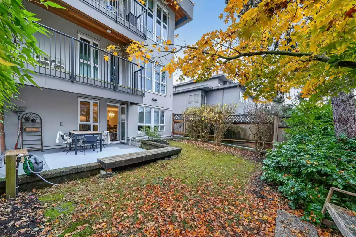 Entry Foyer Photo of 104 1551 W 11th Avenue, Vancouver, BC