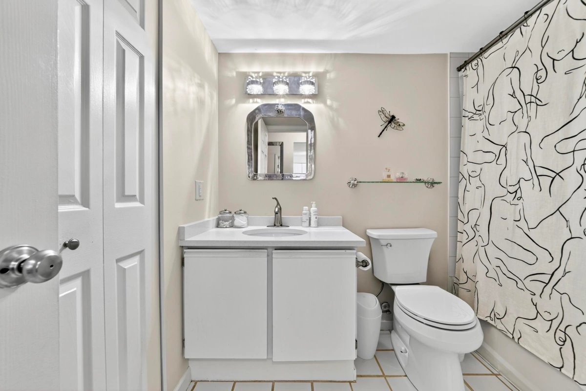 Guest Bathroom Photo of 104 1551 W 11th Avenue, Vancouver, BC