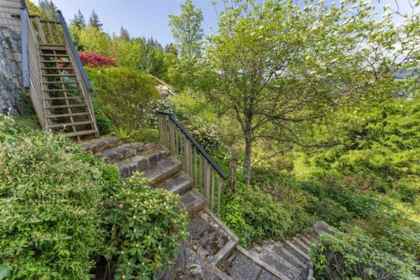 Front Yard Photo of 5207 Aspen Drive, West Vancouver, BC