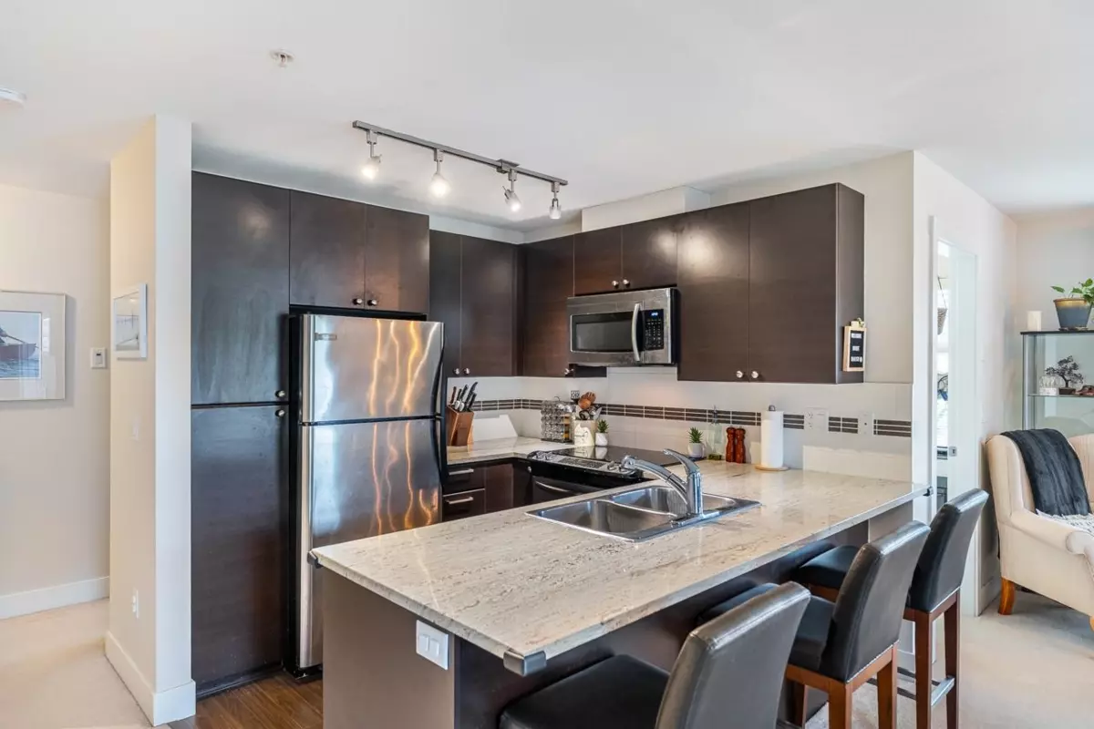Dining Area Photo of 212 6500 194th Street, Surrey, BC
