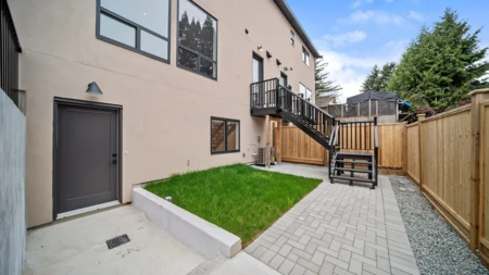Hallway Photo of 2 6070 Elgin Avenue, Burnaby, BC