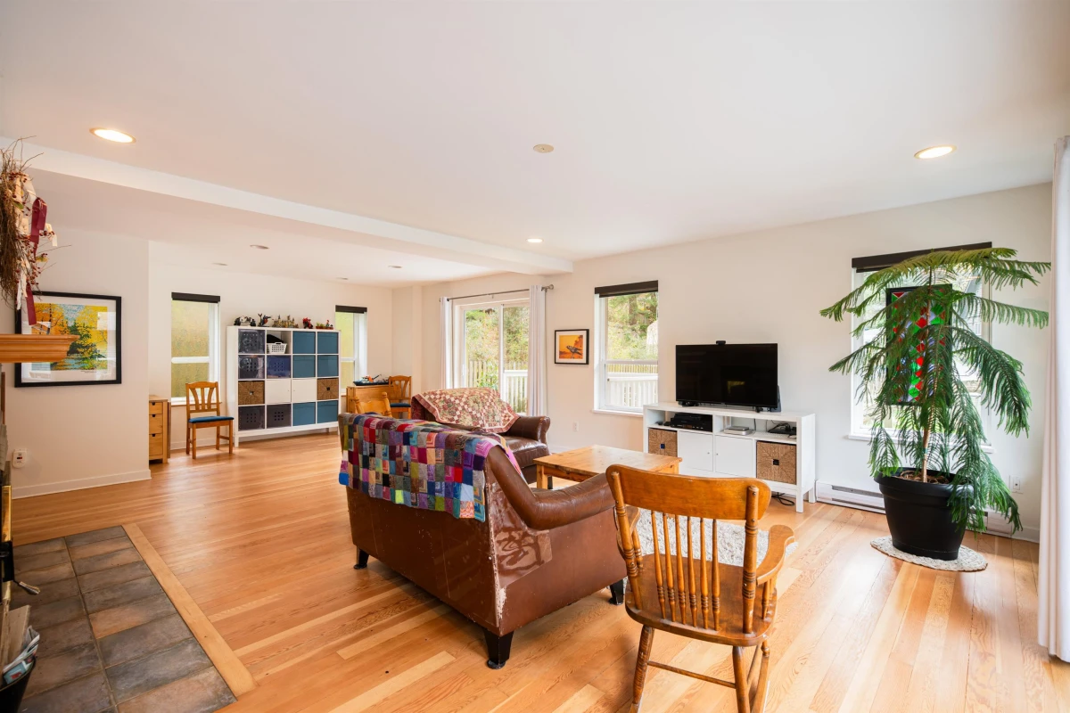 Dining Area Photo of 1288 Eagle Cliff Road, Bowen Island, BC