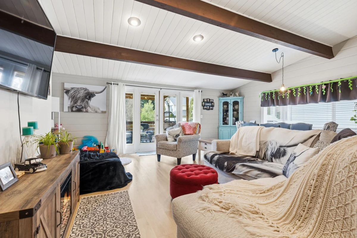 Living Room Photo of 5565 Peach Road, Chilliwack, BC