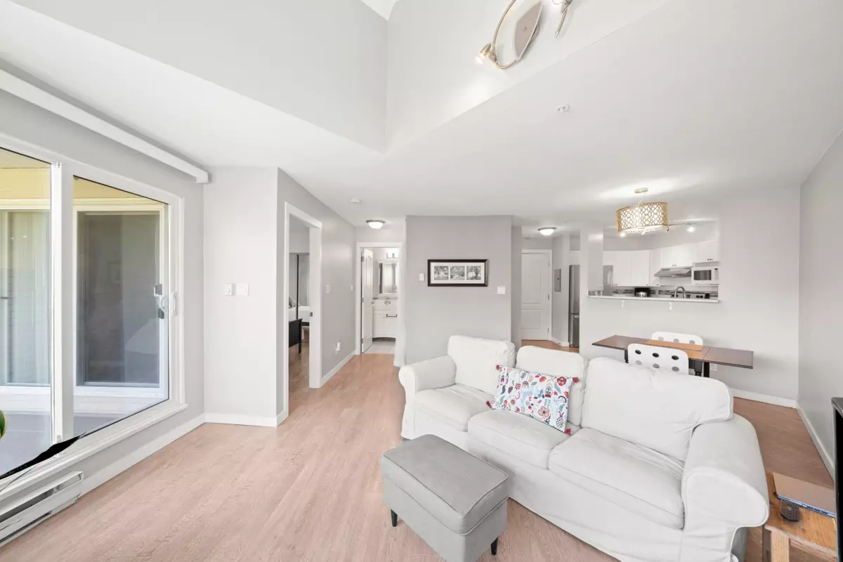 Living Room Photo of 303 2429 Hawthorne Avenue, Port Coquitlam, BC