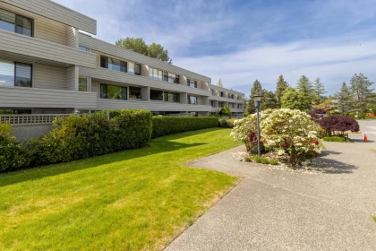 Front Yard Photo of 109 15272 19 Avenue, Surrey, BC