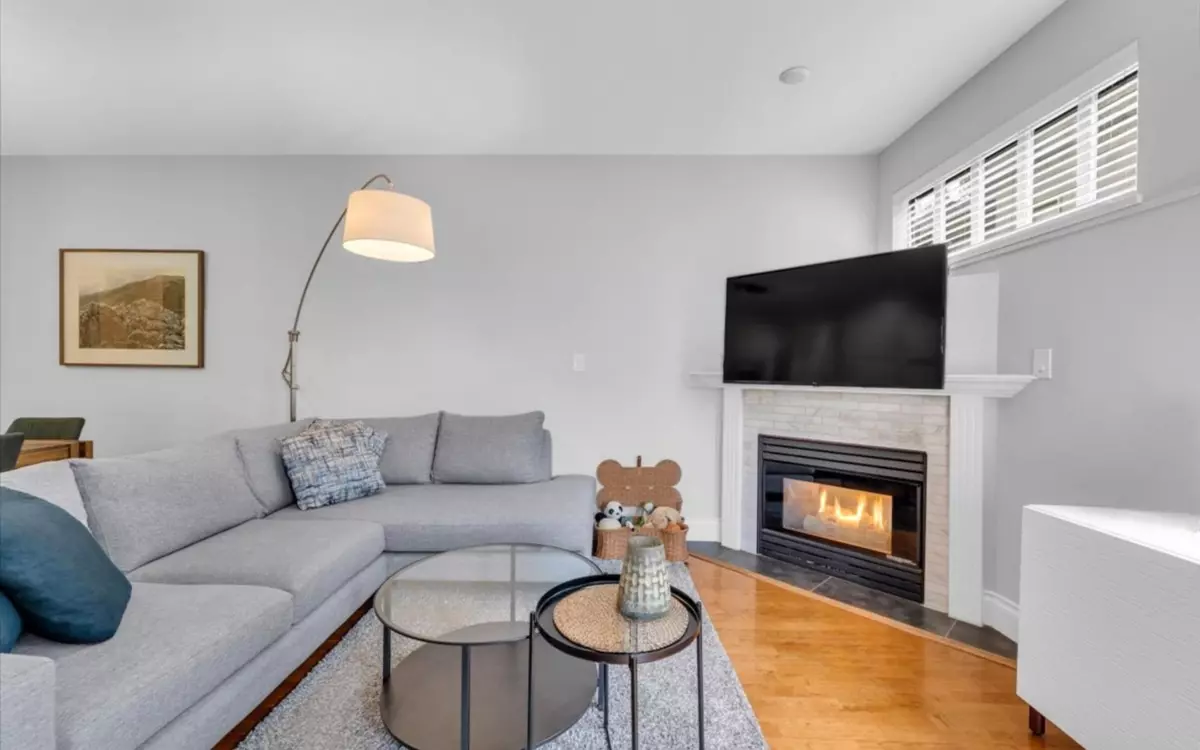 Dining Area Photo of 303 2525 Quebec Street, Vancouver, BC