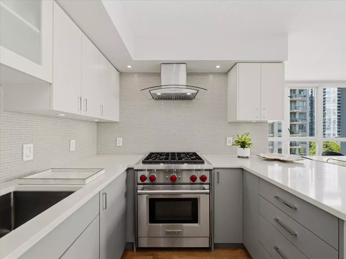 Dining Area Photo of 805 1238 Richards Street, Vancouver, BC
