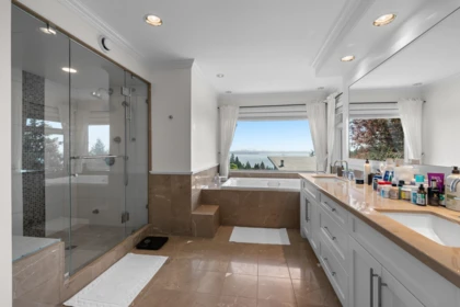Walk-In Closet Photo of 4222 Rockridge Road, West Vancouver, BC