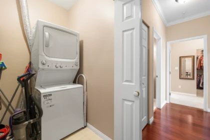 Entry Foyer Photo of 340 3098 Guildford Way, Coquitlam, BC