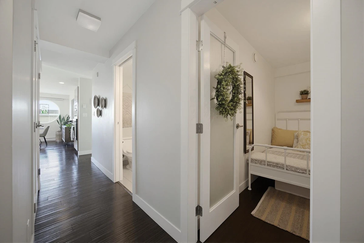 Living Room Photo of 502 14955 Victoria Avenue, White Rock, BC