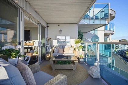 Staircase Photo of 502 14955 Victoria Avenue, White Rock, BC