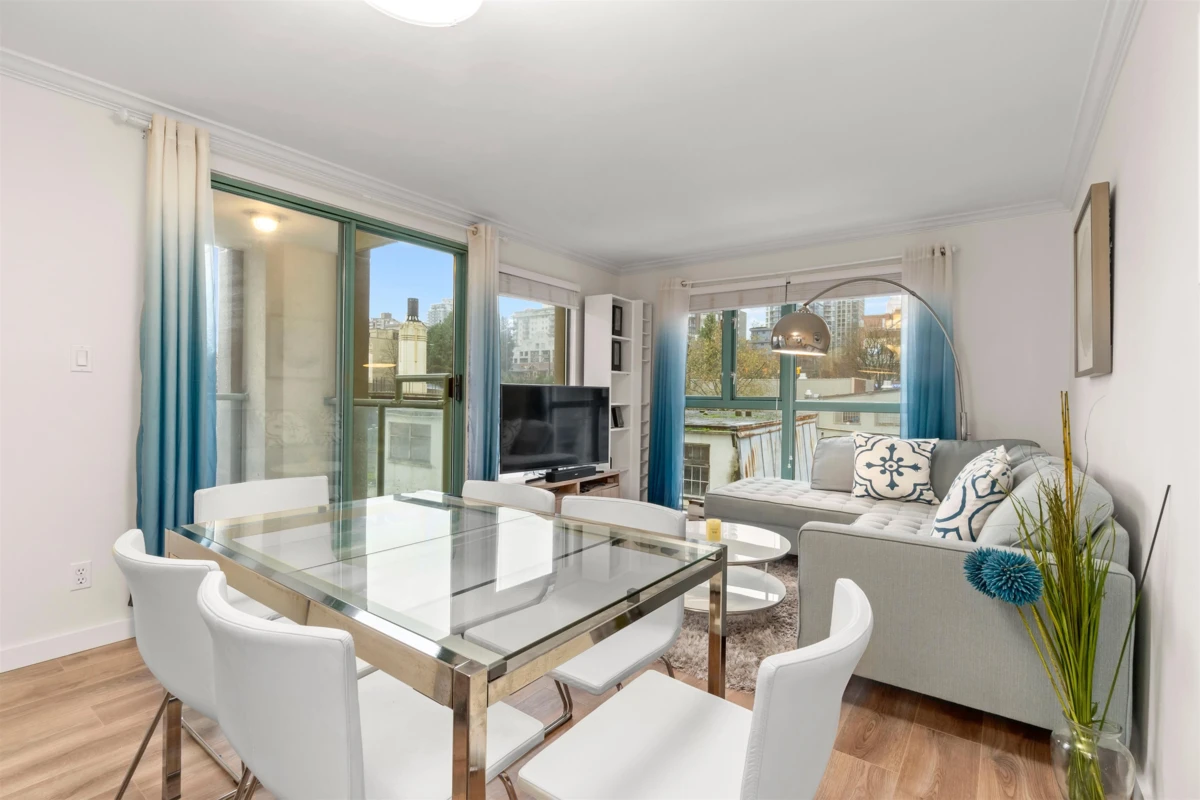 Living Room Photo of 506 907 Beach Avenue, Vancouver, BC