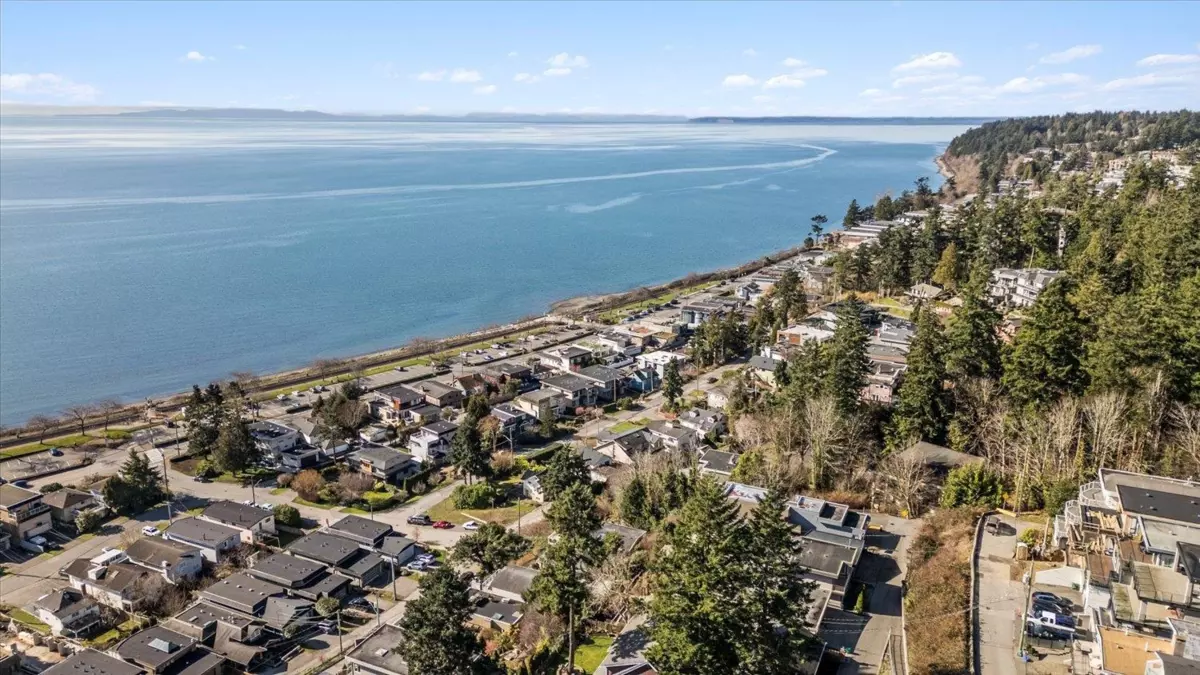 Exterior Rear Photo of 14667 W Beach Avenue, White Rock, BC